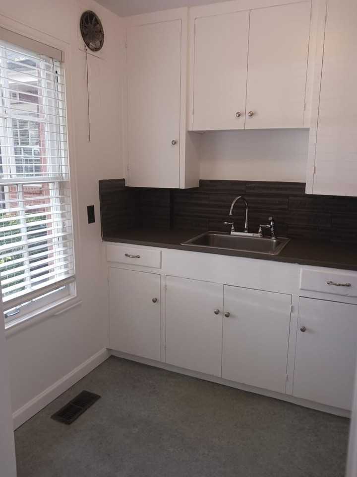 Broadmoor Manor - Photo 6 of 50