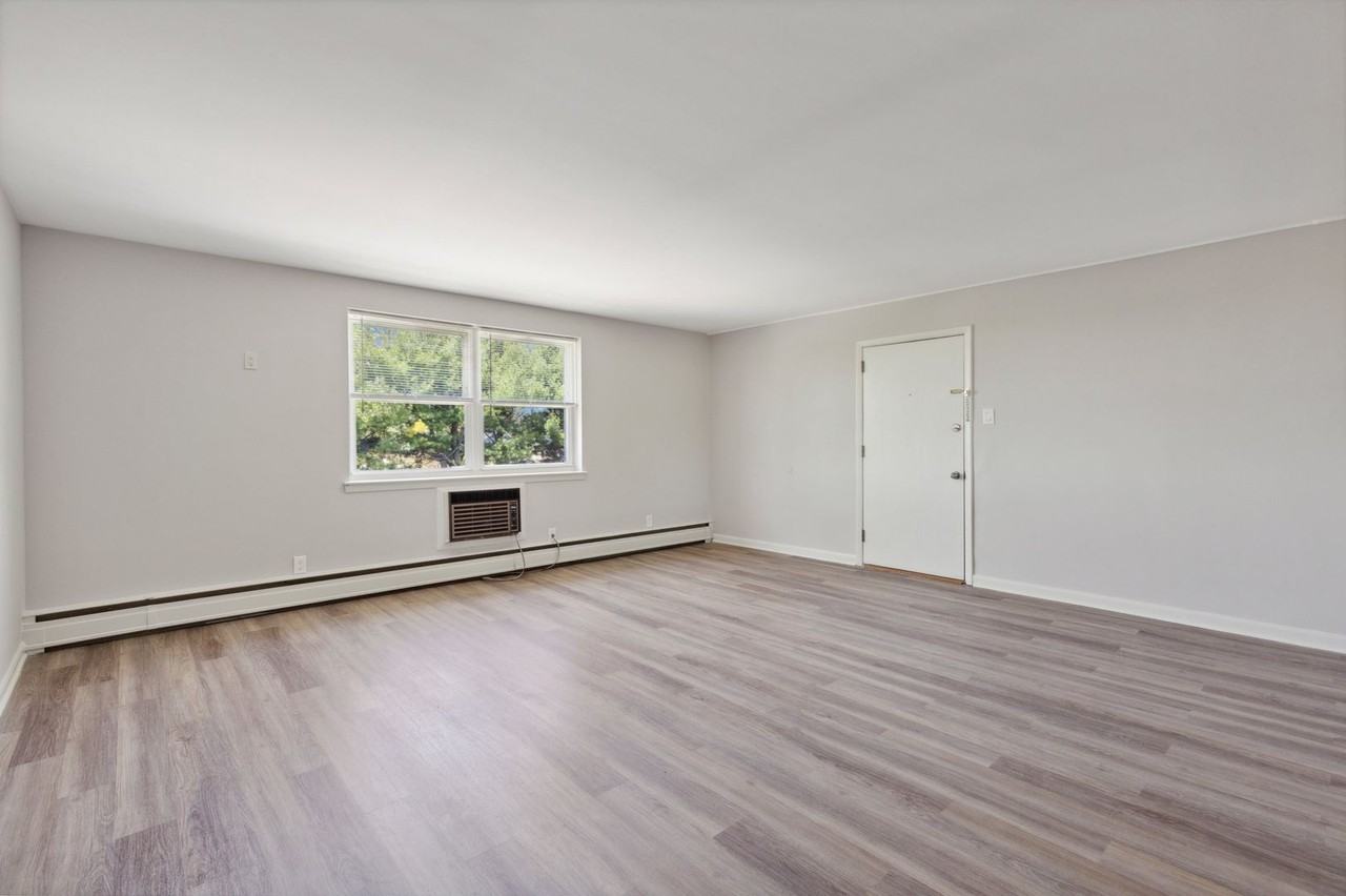 Manor House Apartments - Photo 4 of 11