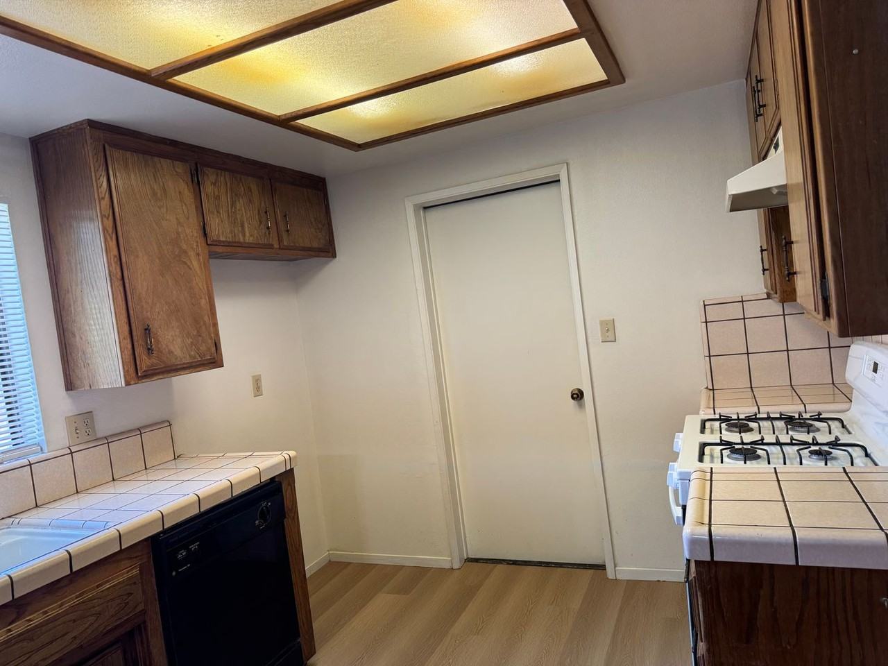 6005 Derrick St - Photo 3 of 14