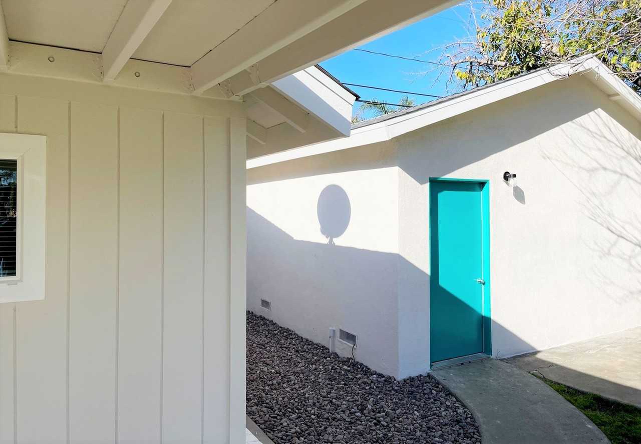 805 N Topeka St - Photo 2 of 10