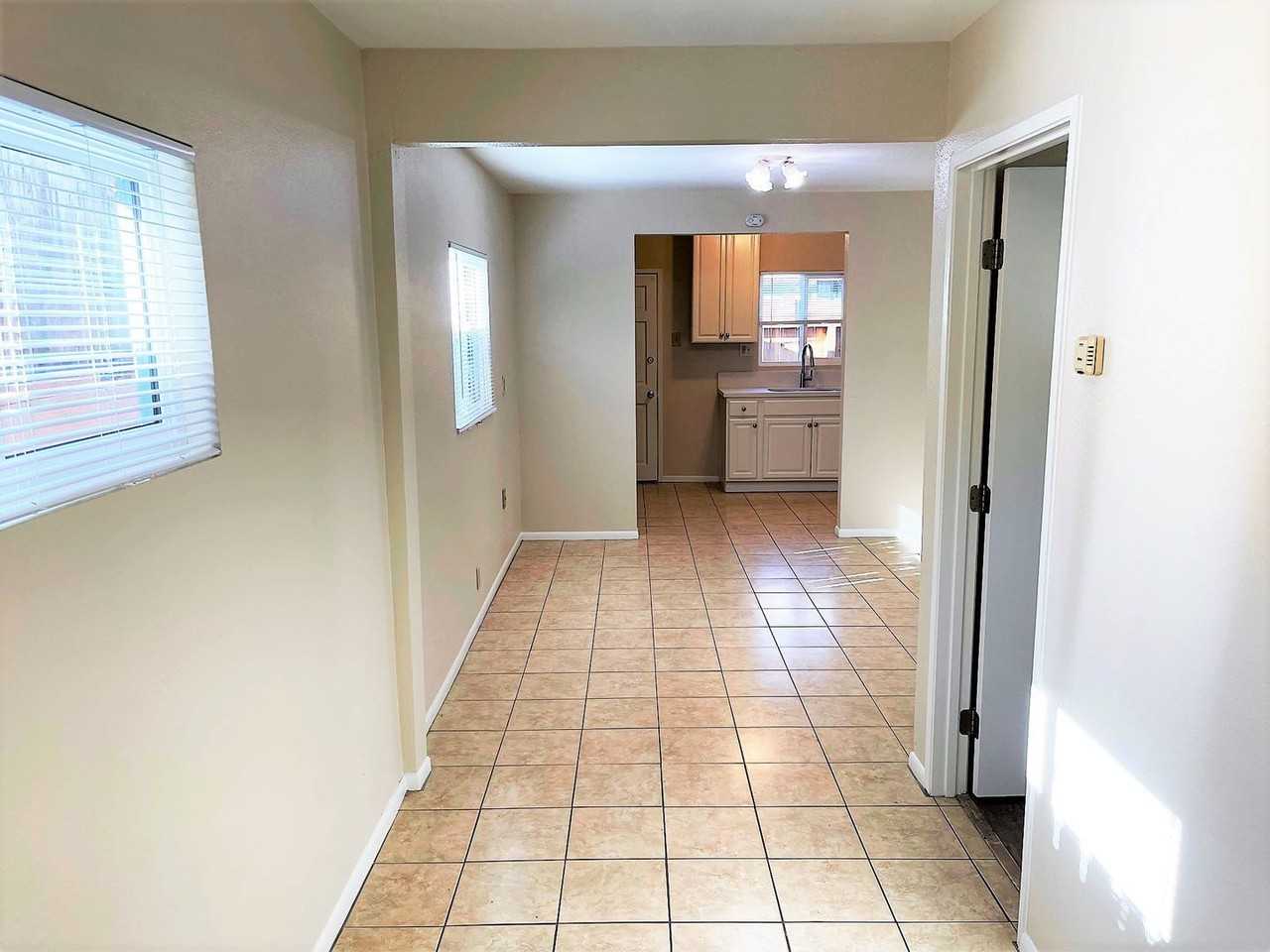 805 N Topeka St - Photo 3 of 10