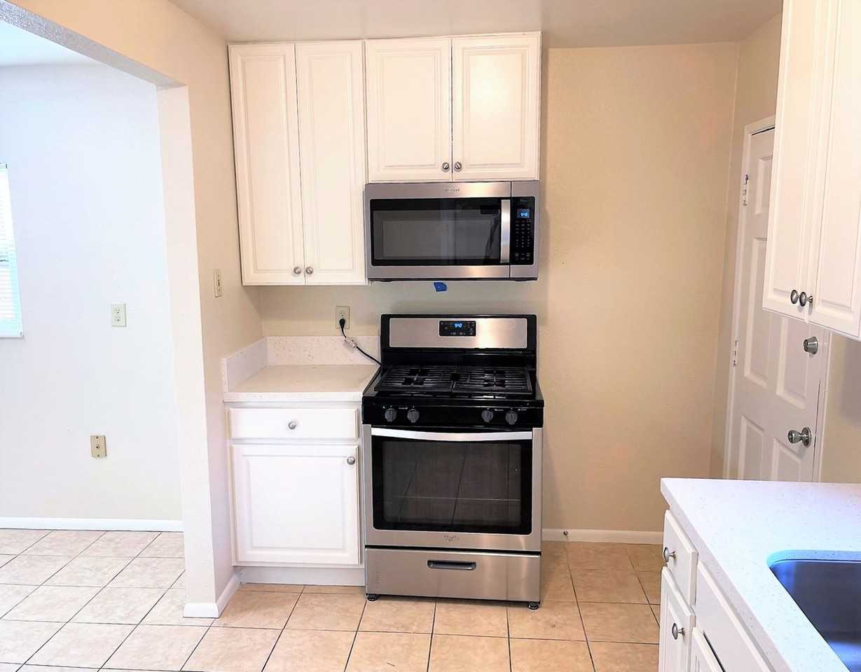 805 N Topeka St - Photo 4 of 10