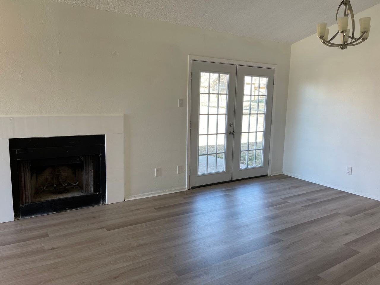 2108 Dickens Dr - Photo 3 of 9