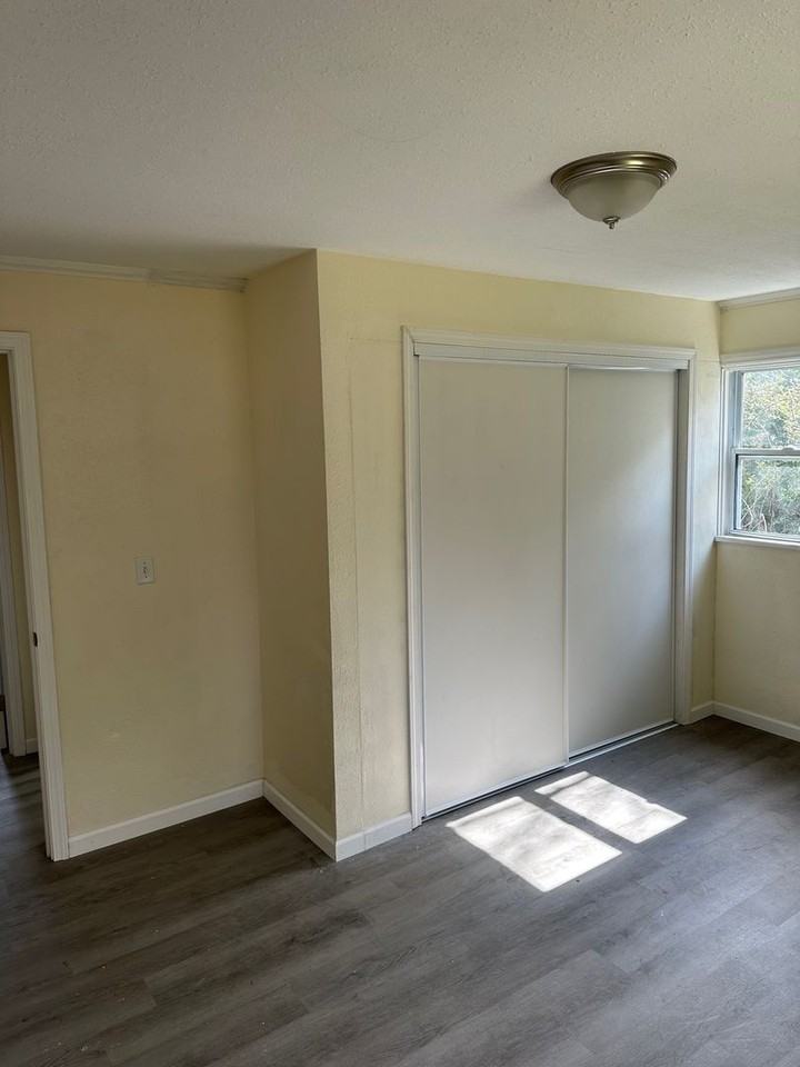 11404 8th Ave Ne - Photo 7 of 16