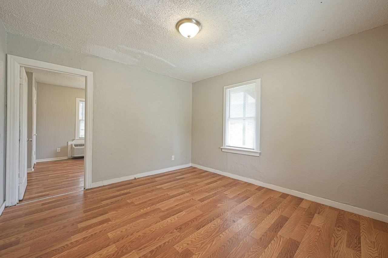 3713 S Oklahoma Ave - Photo 3 of 11