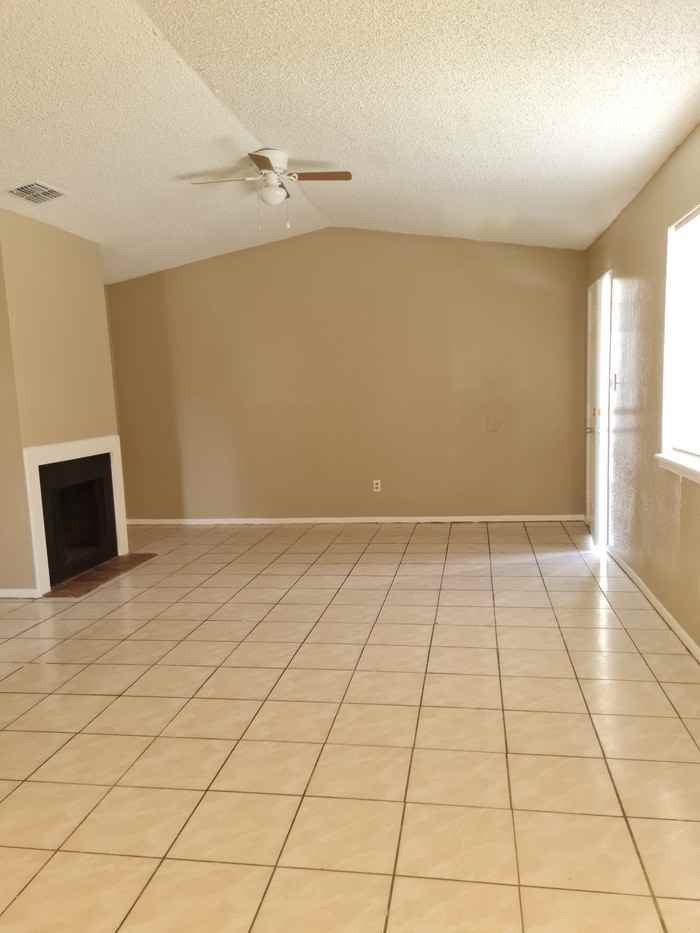 2102 N 7th St #D - Photo 3 of 10