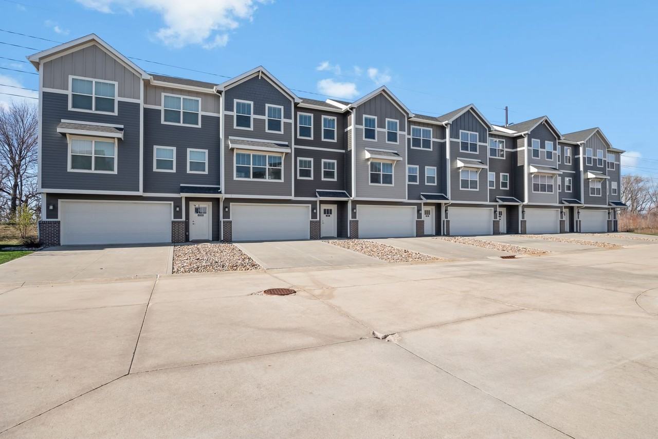 Cove at Kettlestone Townhomes Apartments Se Emerald Dr, Waukee, IA