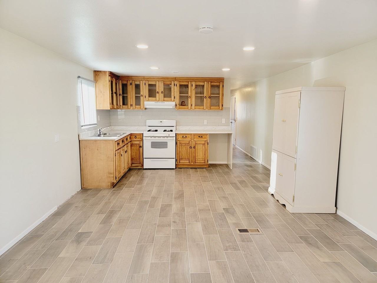 101 Carlos Aguirre Ct - Photo 3 of 19
