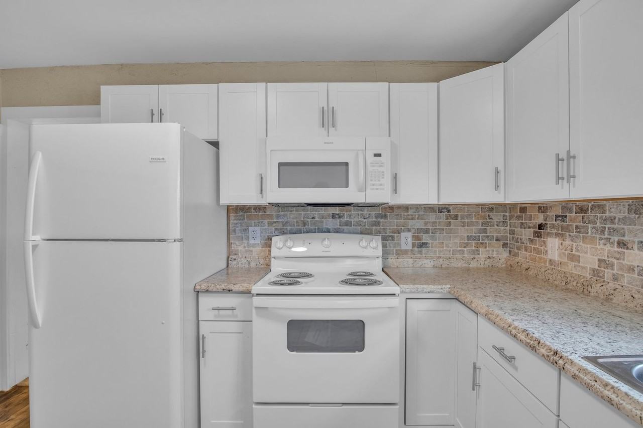 912 W 13th St - Photo 7 of 16