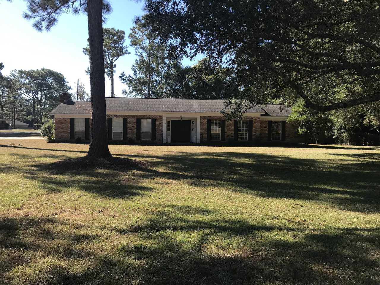 202 Adams Dr - Photo 2 of 12