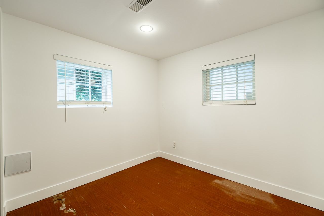 261 Osborne Road East - Photo 7 of 11