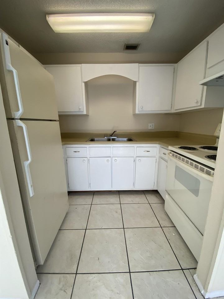 2767 Jackson St (ZIVKIDS) TURTLE RUN - Photo 2 of 5