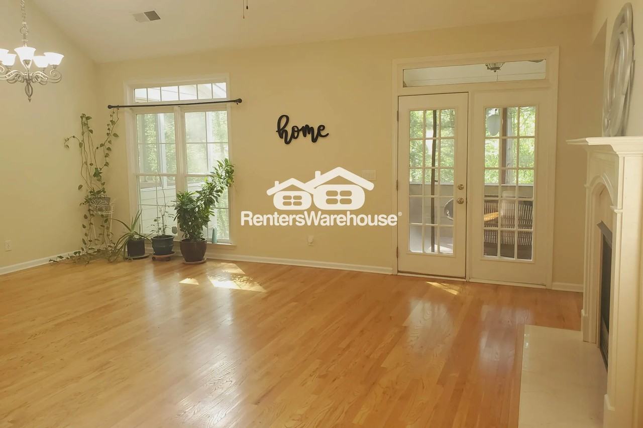 6395 Queens Court Trce - Photo 3 of 23