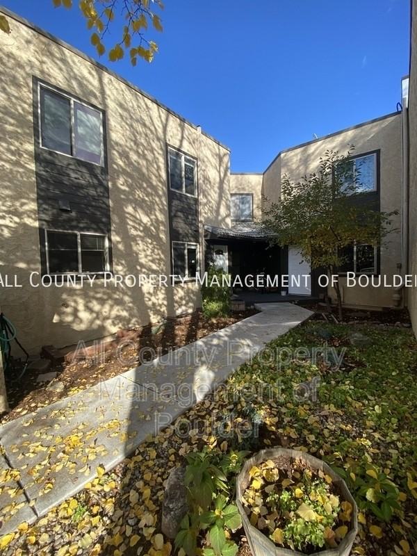 2982 Shady Holw W - Photo 4 of 13