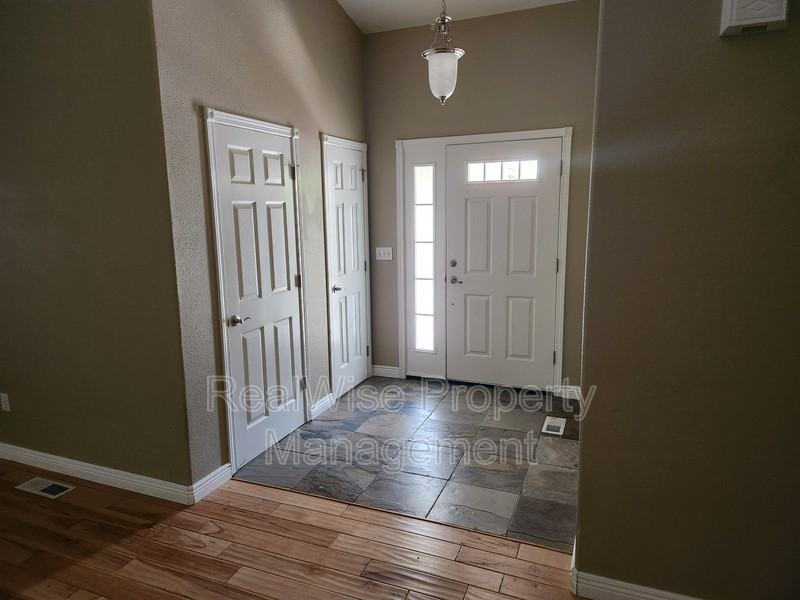 2412 Se Waldon Ave - Photo 2 of 24