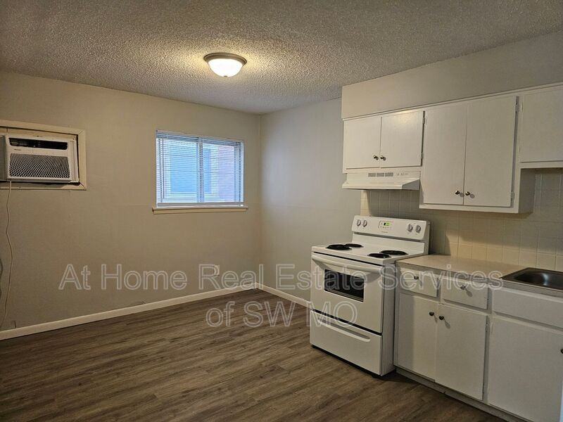 728 E Walnut St #2 - Photo 3 of 7