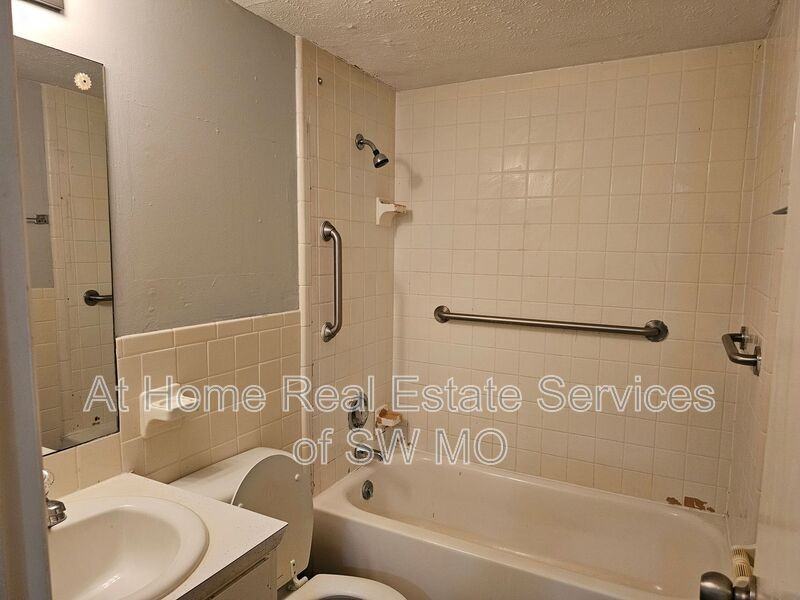 728 E Walnut St #2 - Photo 4 of 7