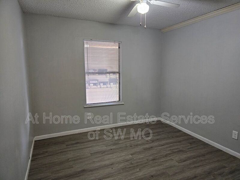 728 E Walnut St #2 - Photo 5 of 7