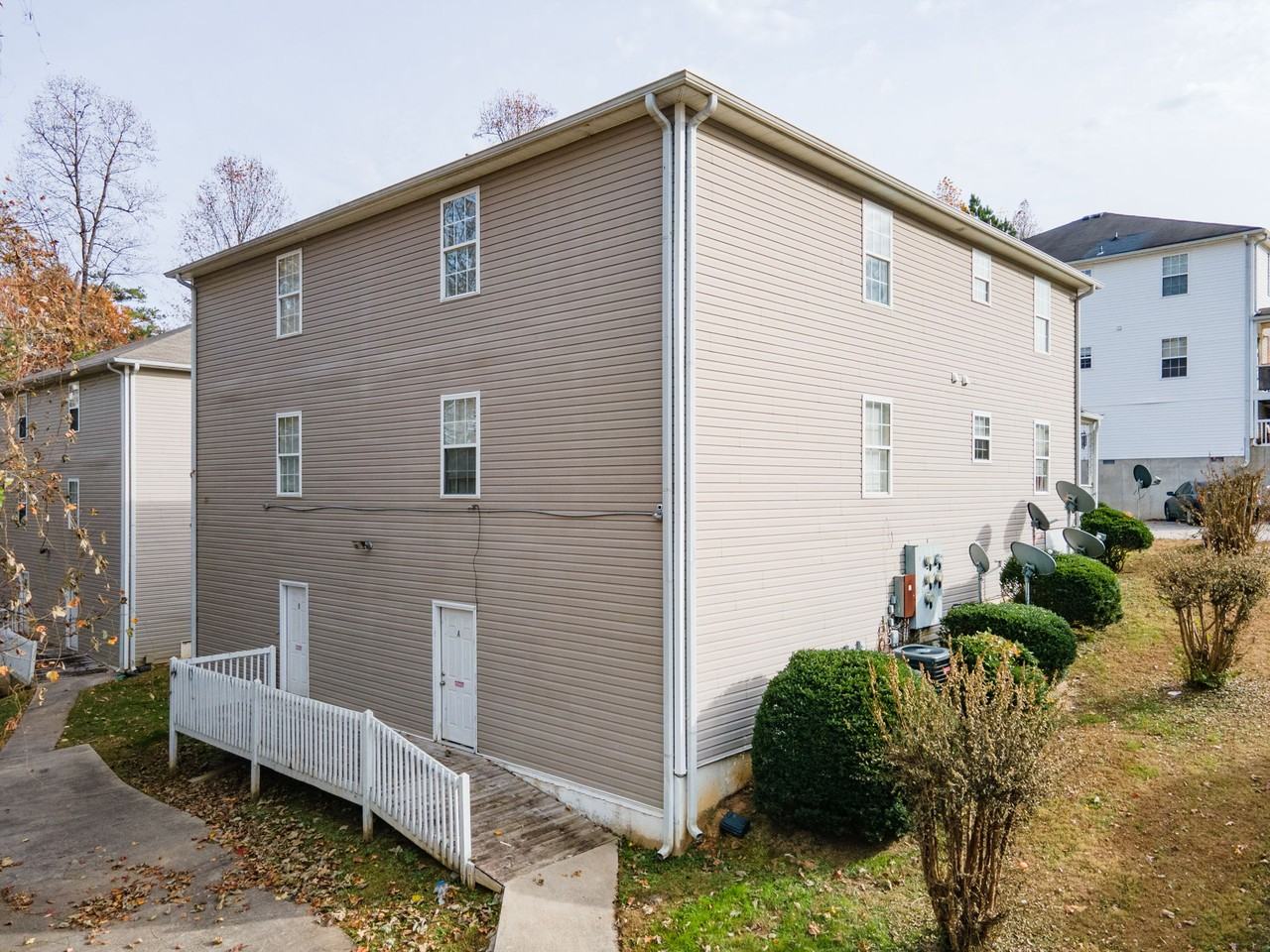 100 Hanna Dr - Photo 3 of 28