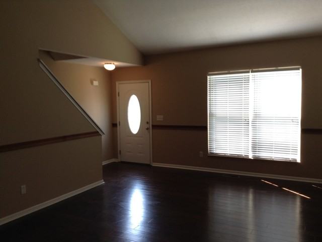 220 Lakeview Dr - Photo 2 of 12