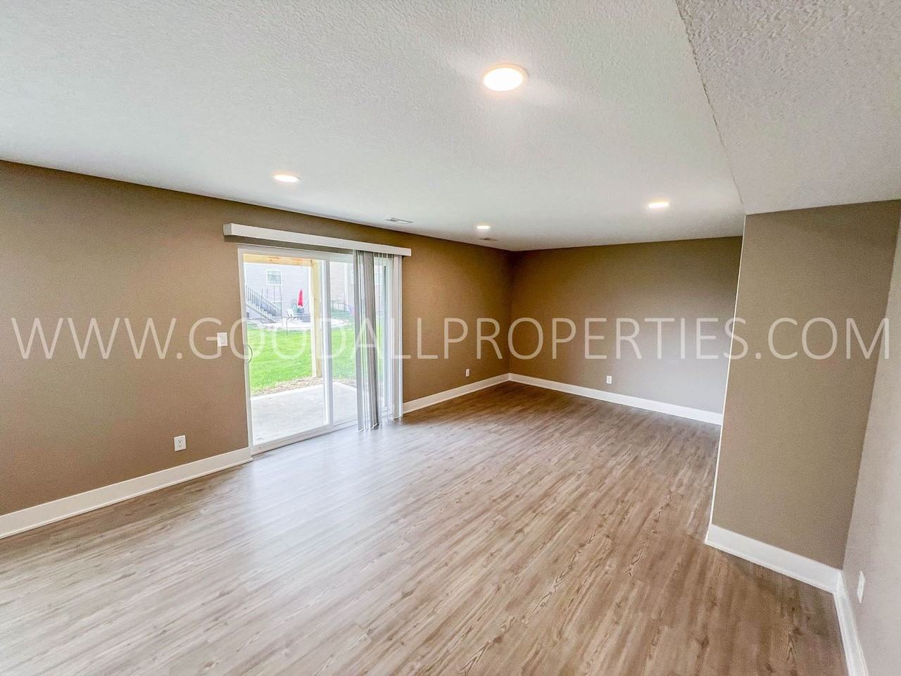 216 Maple Ave - Photo 7 of 14