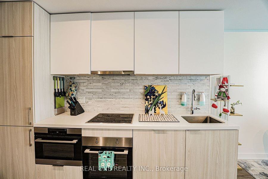 15 Queens Quay E #606