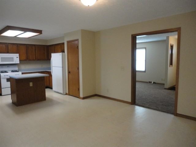 240 Mitchell Ct - Photo 3 of 15