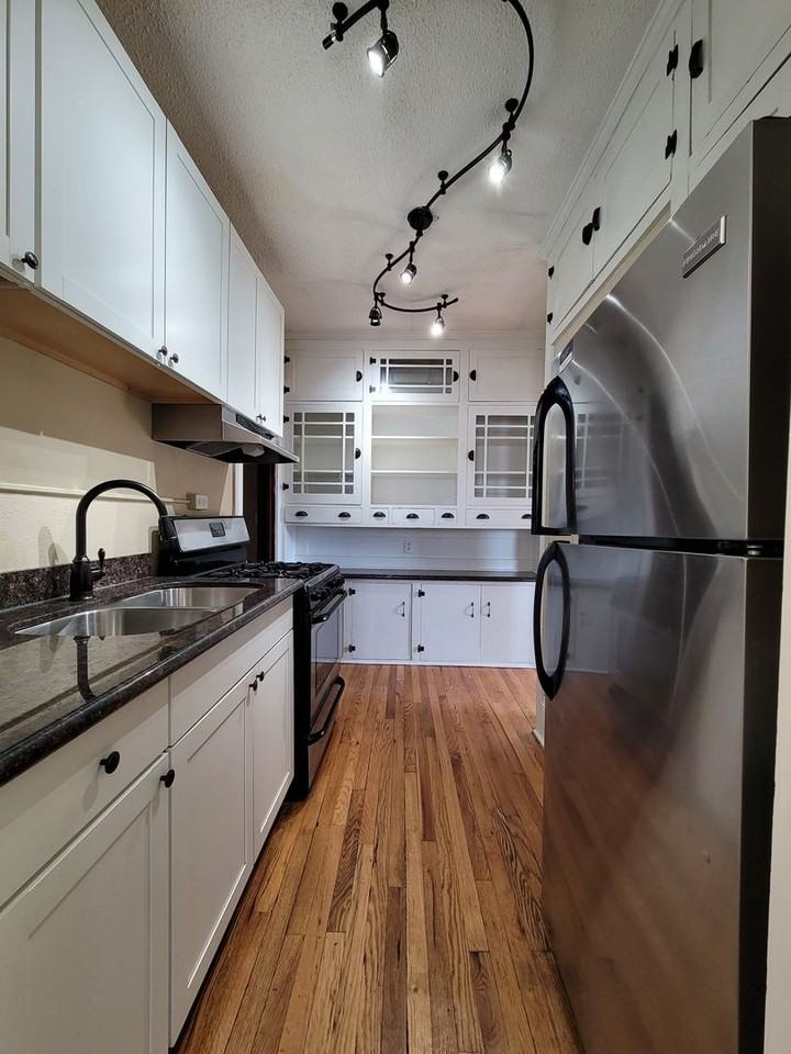 Classic Vintage apartments in Fantastic Midway location - Photo 2 of 28