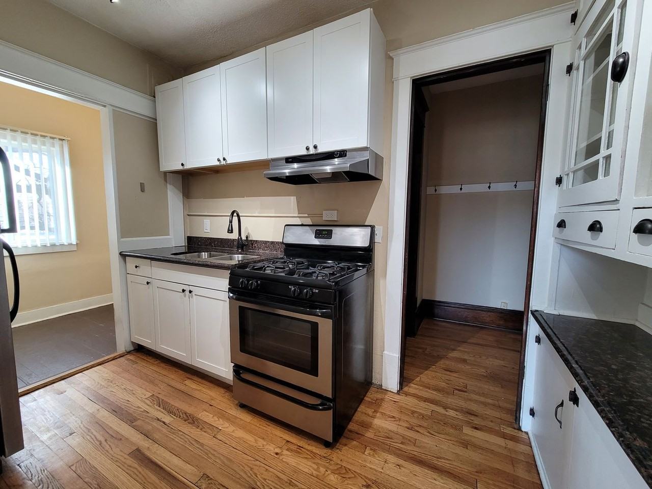 Classic Vintage apartments in Fantastic Midway location - Photo 3 of 28