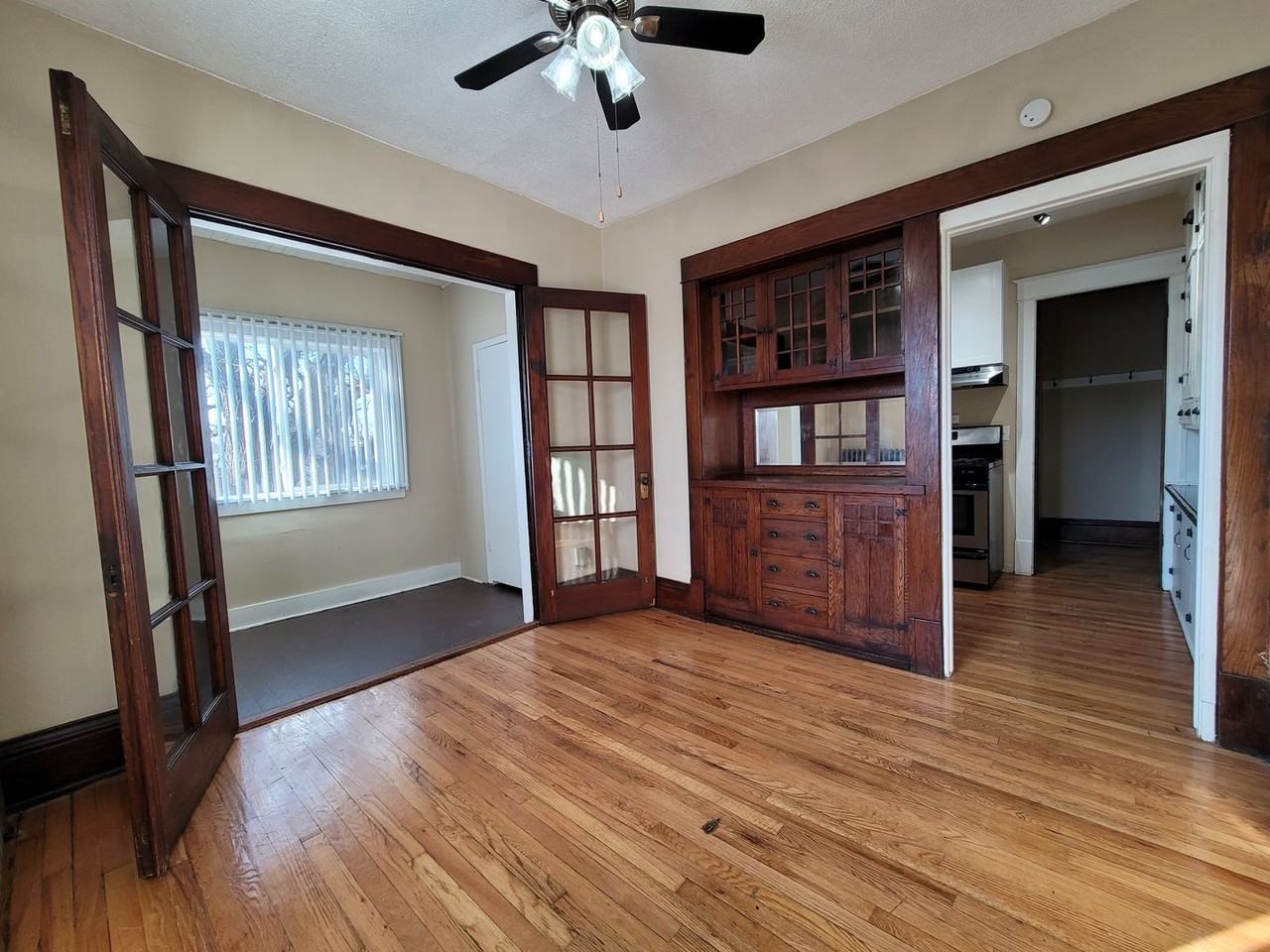 Classic Vintage apartments in Fantastic Midway location - Photo 5 of 28