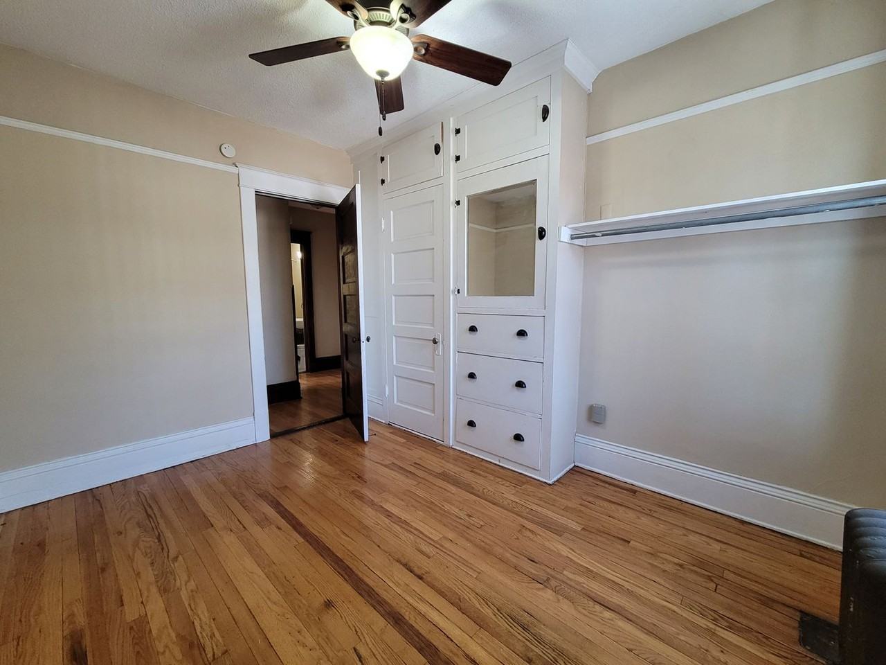 Classic Vintage apartments in Fantastic Midway location - Photo 6 of 28