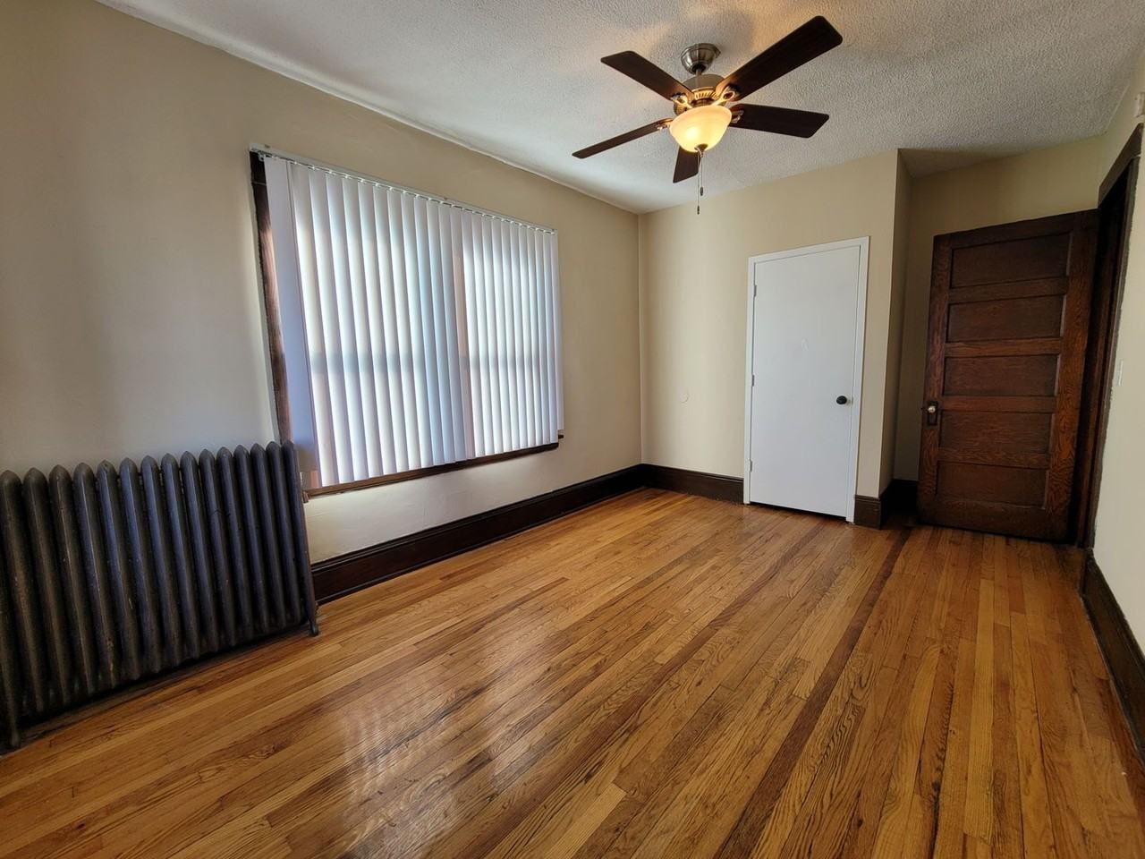 Classic Vintage apartments in Fantastic Midway location - Photo 7 of 28
