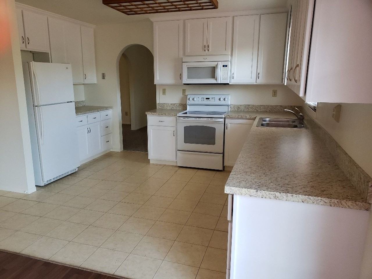 2212 Glenwood Cir - Photo 3 of 28