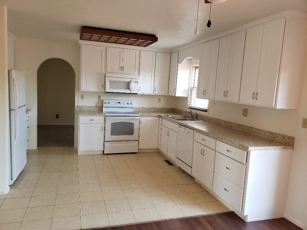 2212 Glenwood Cir - Photo 4 of 28
