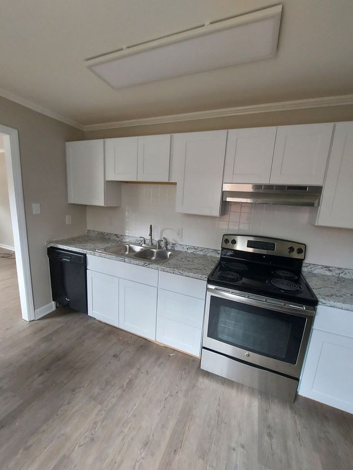 2721 Columbus Cir - Photo 2 of 5