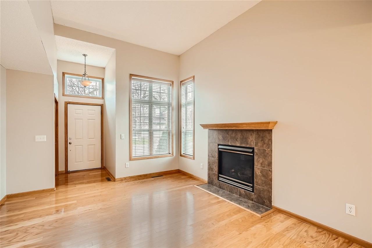 3019 Cutters Grove Ave - Photo 2 of 11