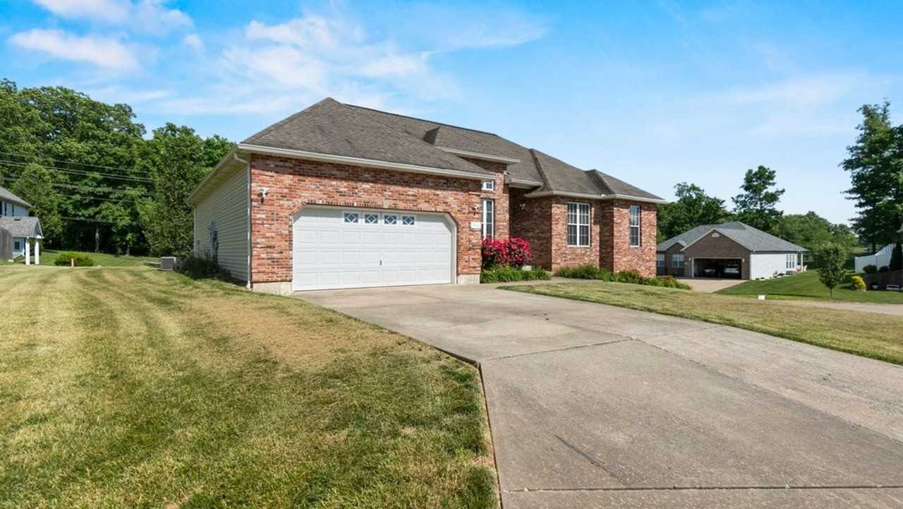 4908 Parkside Ct - Photo 2 of 29