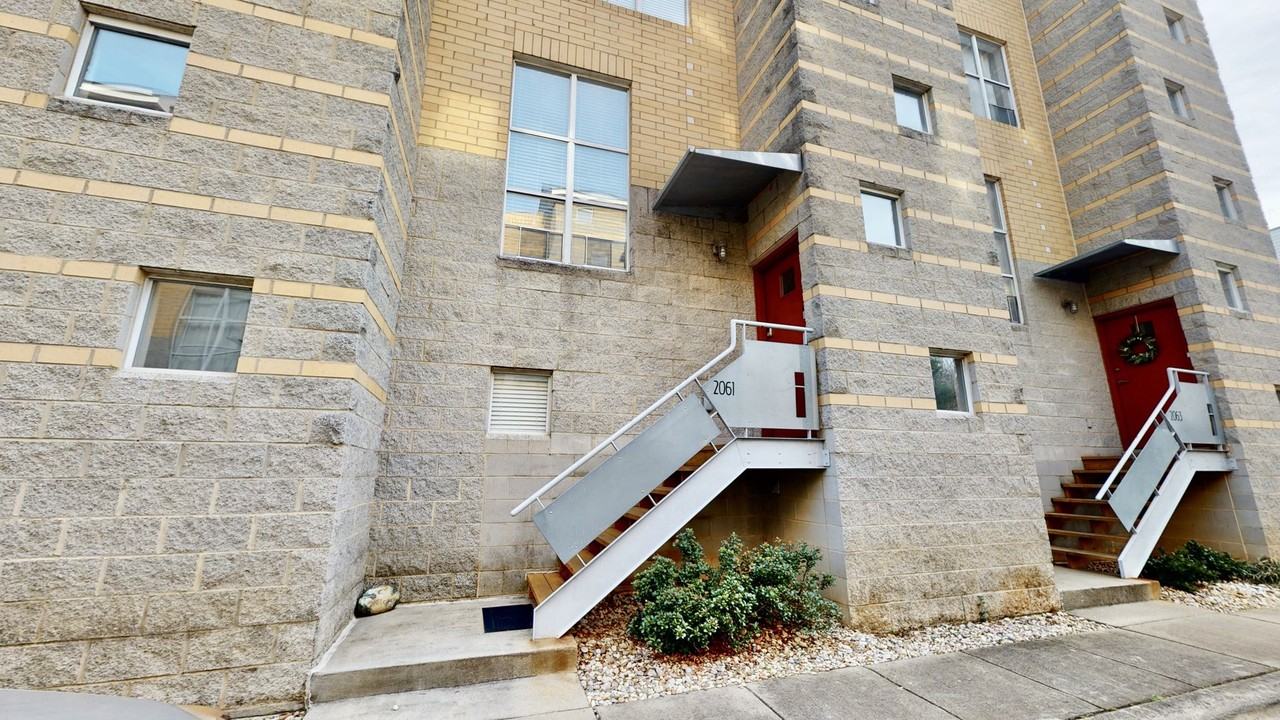 2061 Atherton Heights Ln - Photo 2 of 20