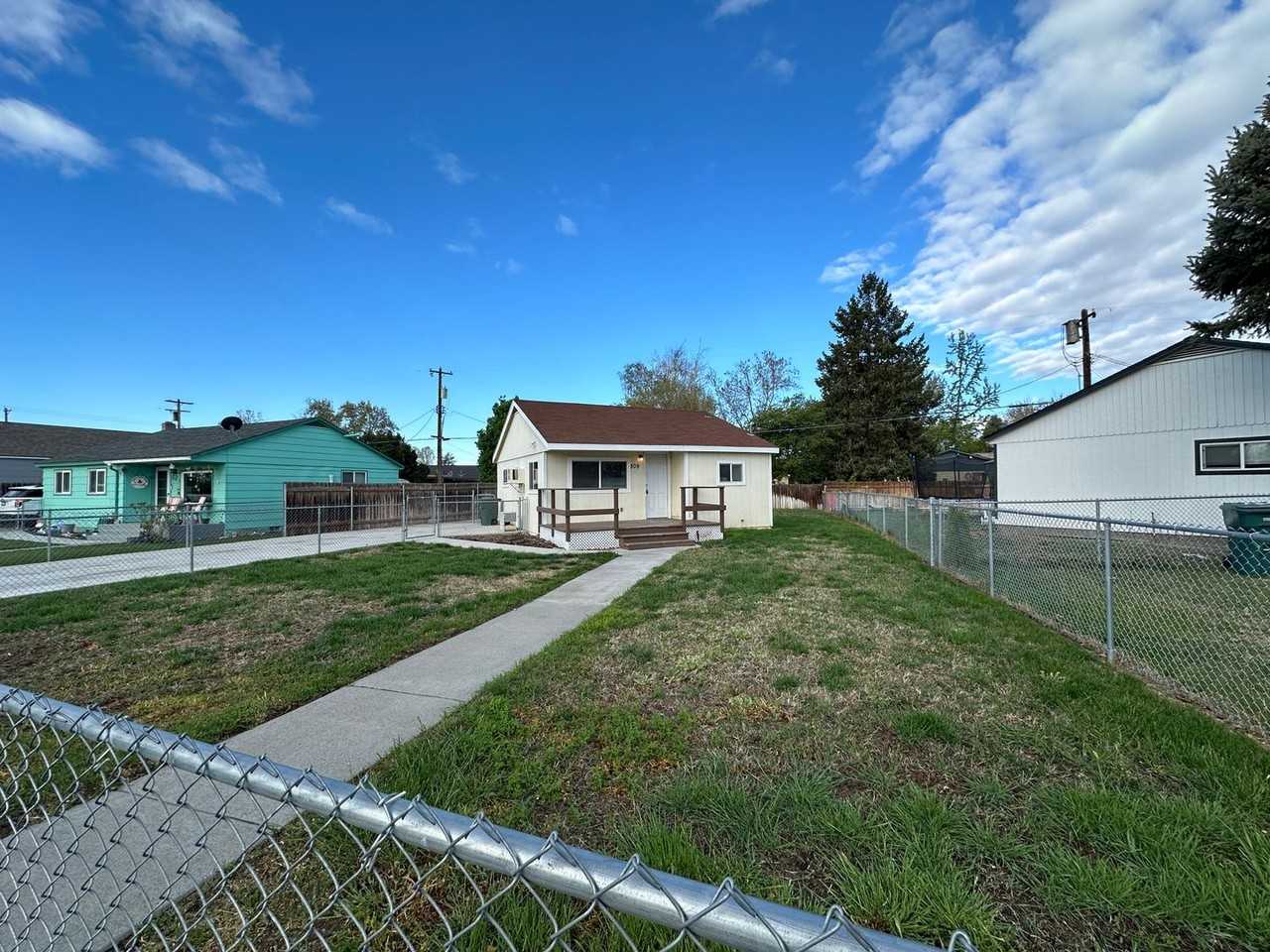 809 Willard Ave - Photo 2 of 12