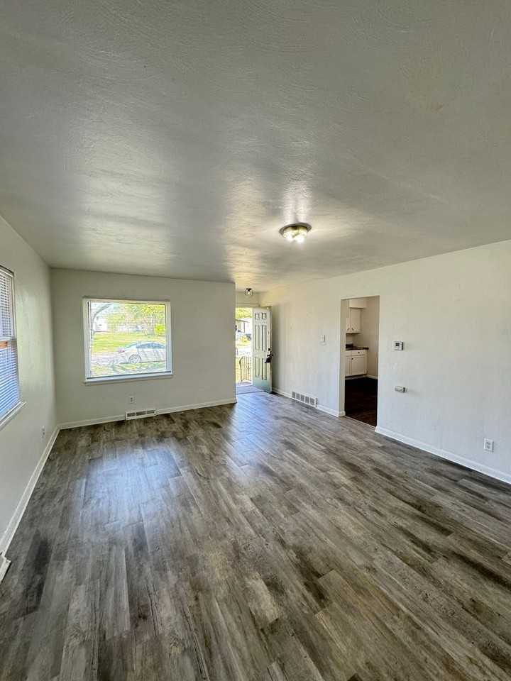 906 Huey St - Photo 2 of 10