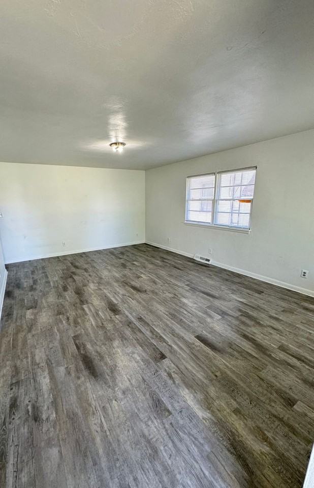 906 Huey St - Photo 3 of 10