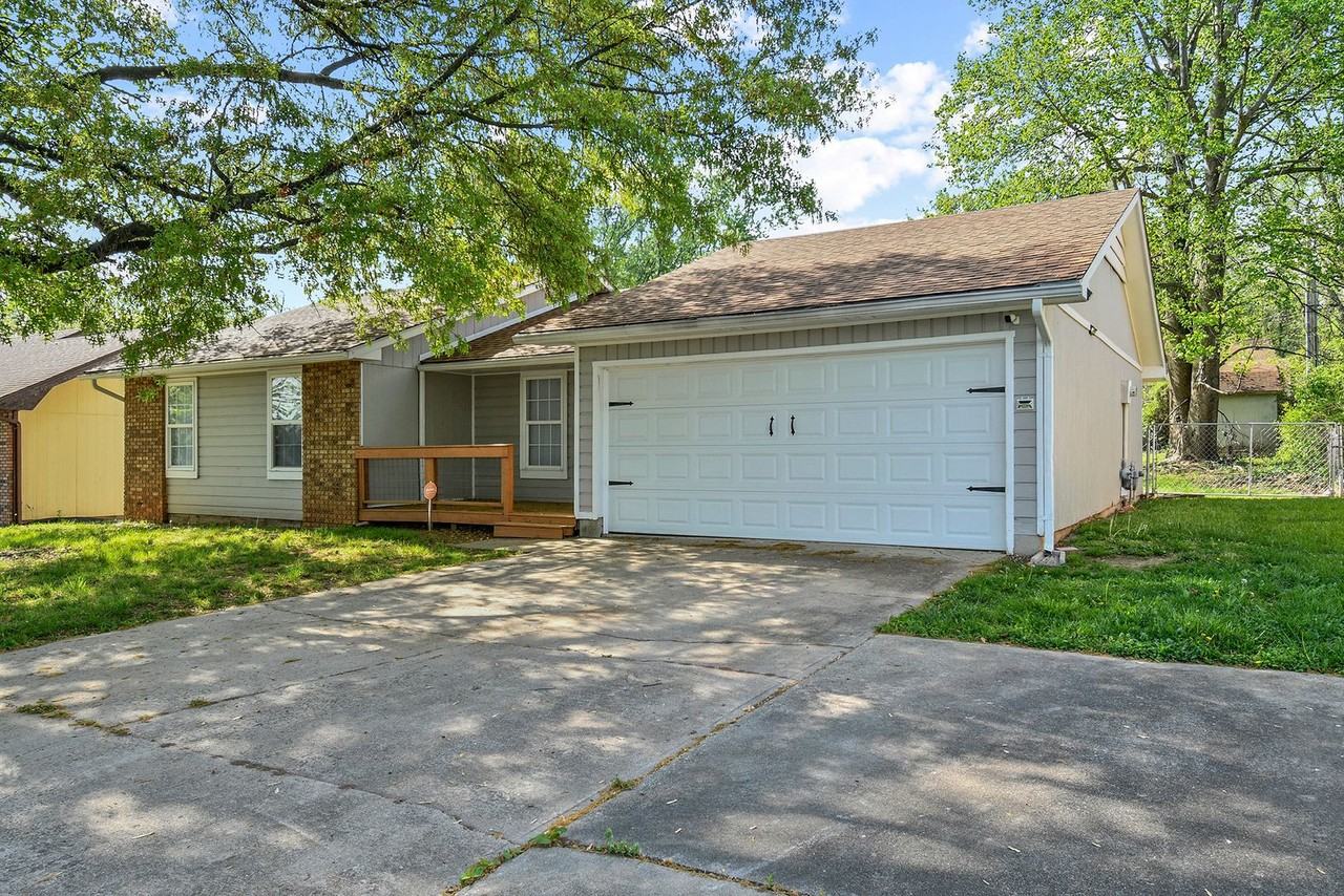 2626 W Hanover Dr - Photo 2 of 34
