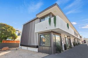 featured image of 955 N Oxford Ave