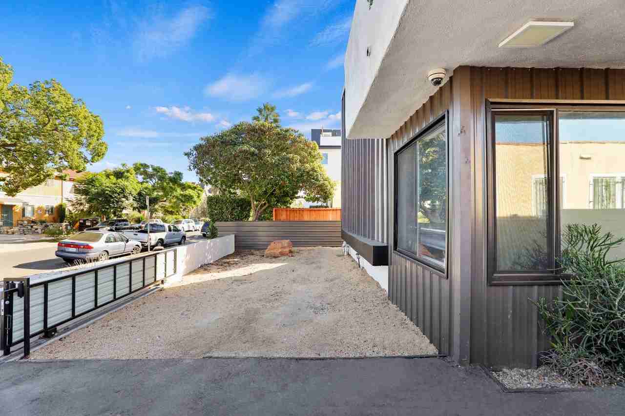 955 N Oxford Avenue - Photo 2 of 28