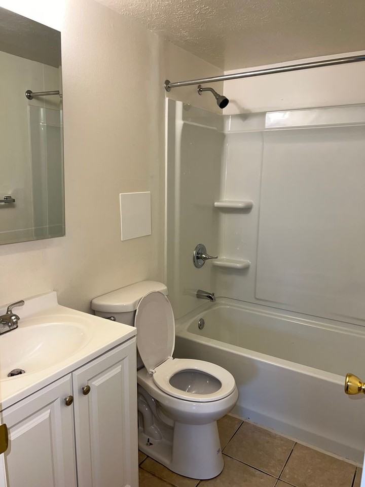 Highland's Apartments - Photo 7 of 9