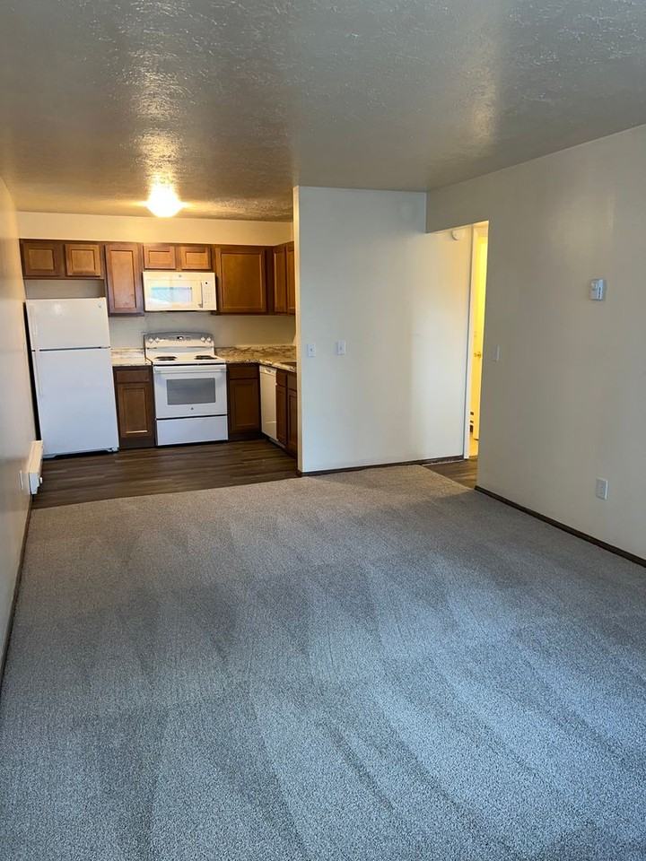 Highland's Apartments - Photo 4 of 9