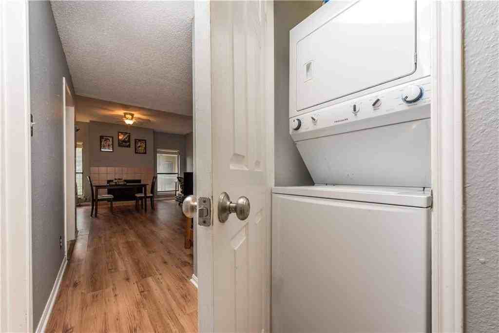1910 Robbins Pl - Photo 7 of 13