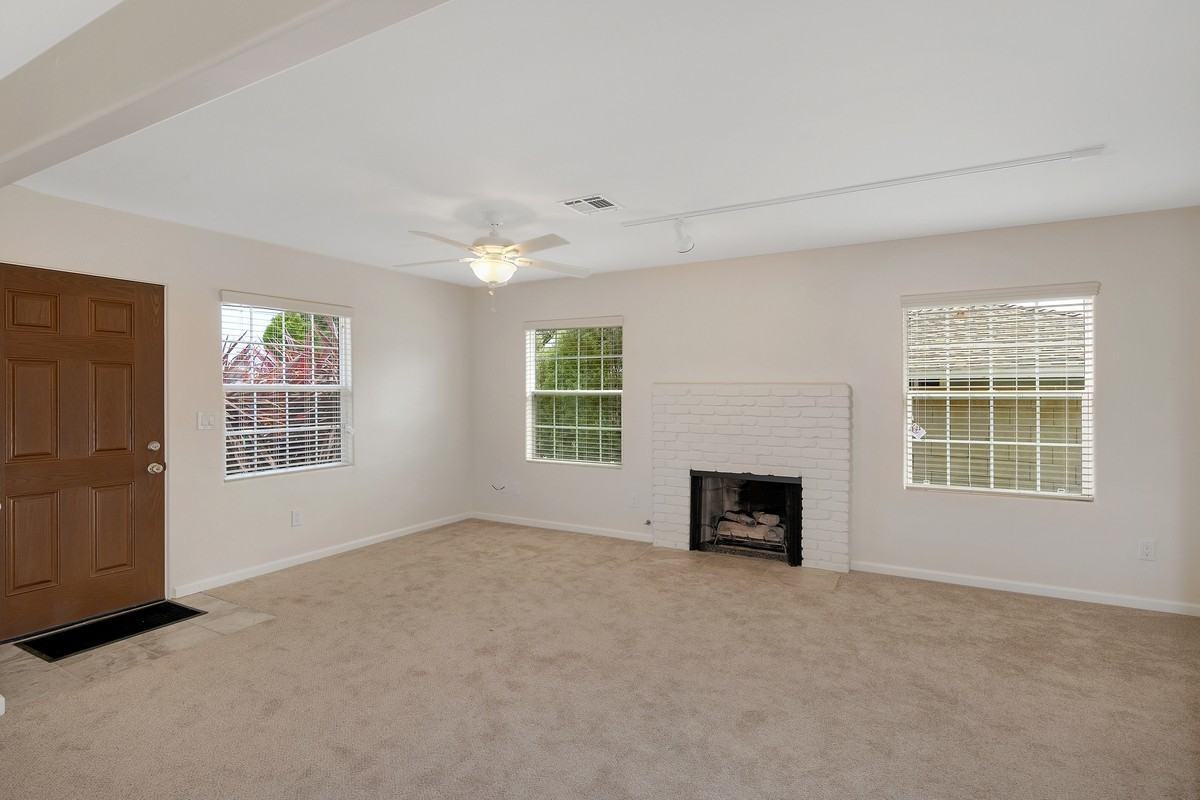 3709 Oleander Dr - Photo 5 of 15
