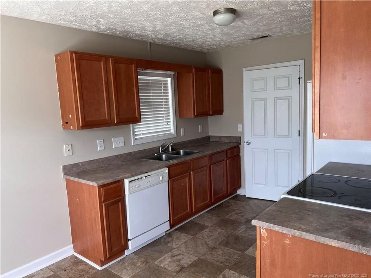 1465 Avoncroft Dr - Photo 4 of 13