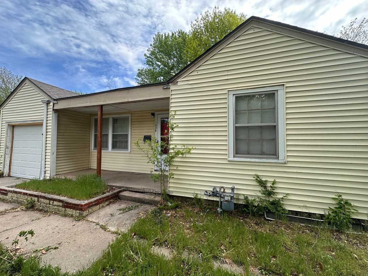 1028 N Terrace Dr - Photo 2 of 10